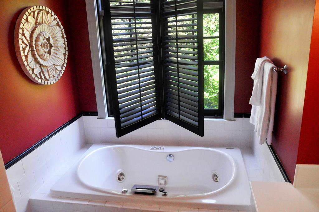 Om Sanctuary Holistic Retreat Hotel แอชวิลล์ ภายนอก รูปภาพ